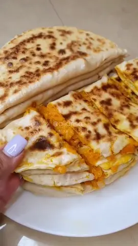 Вот, что нужно готовить из тыквы 🔥Чуду с тыквойСохраняй рецепт, чтобы не потерятьИнгредиенты:400 мл кефира1 ч.л соды0.5 ч.л соли~ 550 гр муки800 гр тертой тыквы2 луковицы0.5 ч.л соли4 зубчика чеснокаПриготовление:Мелко руленный лук и тертую тыкву обжариваем на растительном масле, солим, добавляем чеснок.Тесто замешиваем и убираем отдыхать минут 40.Делим на 14 ровный частей, скатываем шарики, накрываем полотенцем и каждый из шариков раскатываем в тонкий пласт, выкладываем начинк
