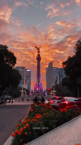 El atardecer de hoy en CDMX 🤯😍 #isaac_jero #cdmx #angeldelaindependencia #paseodelareforma