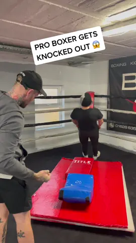 BOXER GETS KNOCKED OUT 😱