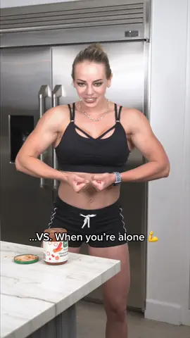 Opening things around ppl VS. alone 💪🤣