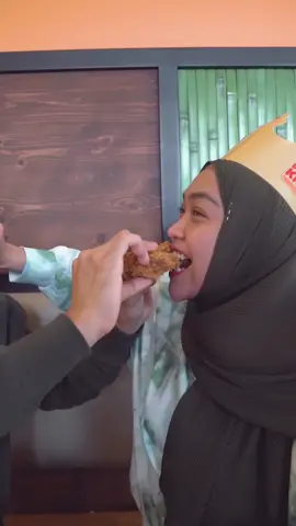 Ikut nyobain ayam viral dari @burgerking.id hmm gurih, renyah dan pedasnya pas buanget! #GakCumaRajaBurger