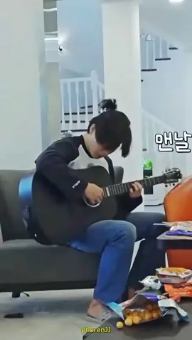 Jimin chơi guitar nèeee uwu 🥺 #jimin