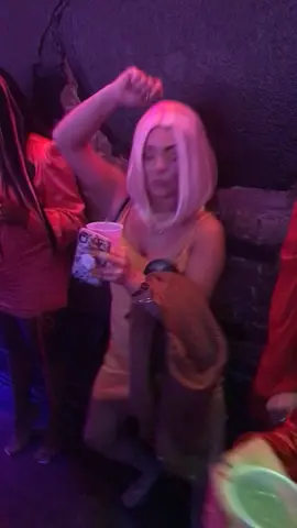 Not the wig falling off in the club😂😂😂😂 #austin #austintx #bach #bachelorette #bachparty #wig #wigfelloff