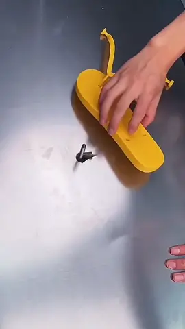 One Hand Used Only.. 😳