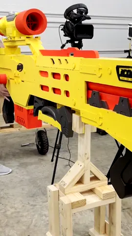 Largest #Nerf gun: 3.81m (12 ft 6in) by Michael Pick 🇺🇸