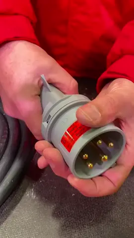 Stretchy HO7 RNF rubber cable and a 32 Amp three phase plug