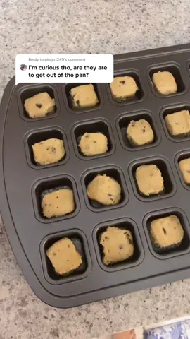 Reply to @pingo1245 bam! Easy peasy!!! ❤️❤️ this tool is the cake tester tool and I used the other end to get them out but if no toppings I just flip!