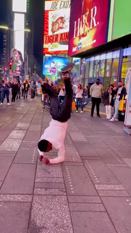 This how 3 black guys get along 😂😂🤟🏾🤗 #bboydayday #timesquare #fyp #foryou #breakdance