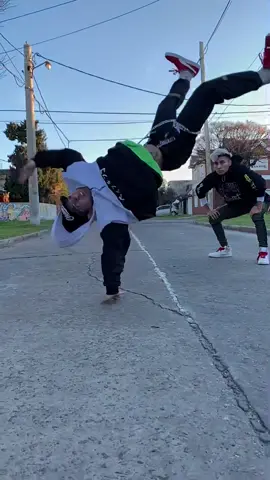 Entrenando en la calle 🔥 Aprendan mas trucos en mi perfil #bboy #tutorial #breakdance #hiphop #powermoves