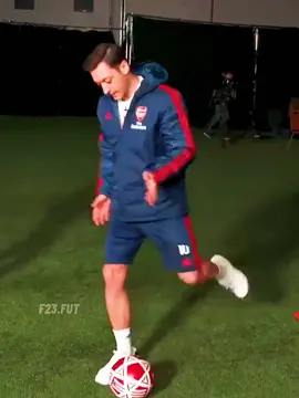 Bounce kick tutorial by Mesut Ozil🥶 There are the best football jerseys for cheap > link in bio