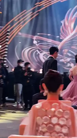 I'm still can't get over with this, Xiao Zhan with Yang Zi's dress 😩 #theoathoflove #xiaozhan #xiaozhan肖战 #yangzi #yangzi杨紫 #fyp #xyzbca