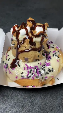 Cinnamon Roll loaded with Frosting, Cookie Dough, Sprinkles, Marshmallows, Graham Cracker, and Chocolate Sauce! 😍🍪🍫💦 #foodyfetish #cinnamonroll #frosting #cinnamonrolls #cookiedough #sprinkles #marshmallow
