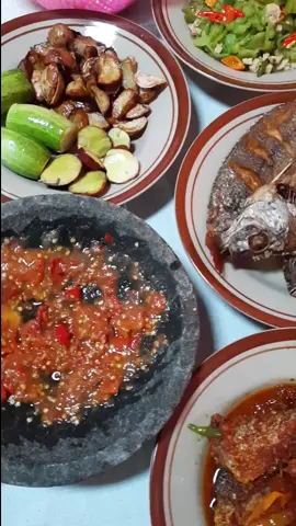 Waktunya makan,ada tumis pare,goreng ikan mujaer,ikan bandeng bumbu balado,sambal dan lalab goreng jengkol,timun,jengkol mentah