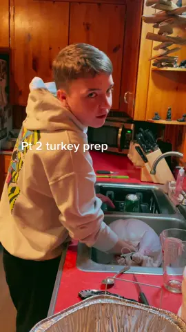 Part 2 Turkey Prep with @evanblake29 #thanksgiving #turkey #Crevice #fyp #happythanksgiving 😜🦃🤣