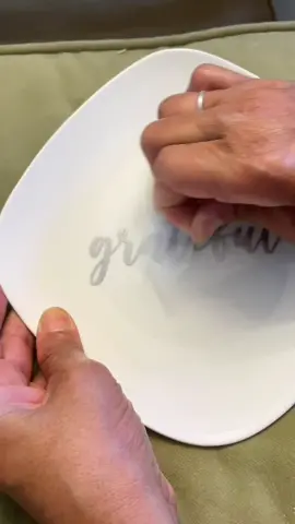 Customize my dinner plates for Thanksgiving. #DIY #dinnerplates #thanksgivingvibes #tablesetting #fundiy #dollartreediy #thanksgivingtabledecor