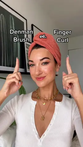 denman or finger coils? 👩🏻‍🦱✨ #curlyhairtutorial #denmanbrush #fingercoils
