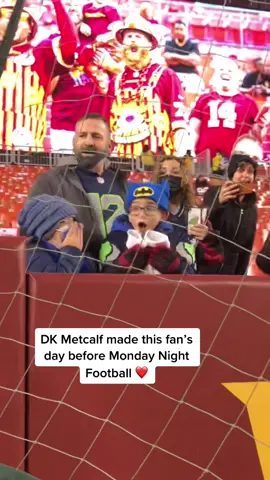 DK Metcalf gave away his gloves to a young fan before MNF ❤️ #dkmetcalf #nfl