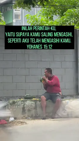 Bapak ini terpaksa memakan buah yang ia dapatkan di tempat sampah😭