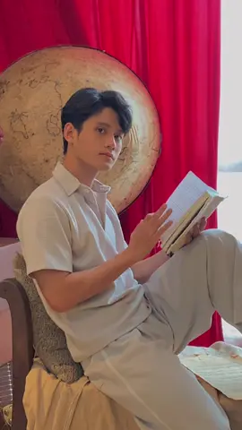 🤭 Định nhìn lén mà bị bắt bài nên kiếm chuyện nhìn sang bên trái liền 👽