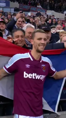 Tomas Soucek saw the Czech flag and went over to show love after West Ham beat Chelsea ❤ #westham #soucek #PremierLeague #football
