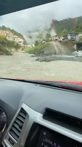 Para llegar a llacuabamba hay que cruzar este río porque el puente está siendo refaccionado. #viaje #travelin #rio #llacuabamba #janetbarboza