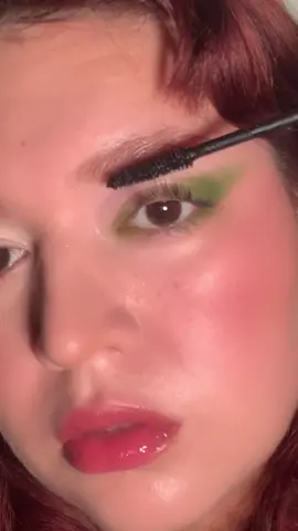 obsessed with green eyeshadow #SimsSelves #delineadodeojos #delineadografico #editorialmakeup #maquillajeartistico