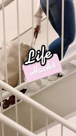 Laundry day life hack 💁🏻‍♀️🧺🧦👖👚 #lifehacks #hacks #laundry #apartment #laundrytok #laundryroom #laundryhack  #renter #renterfriendly #renterfriendlydiy #stairclimber