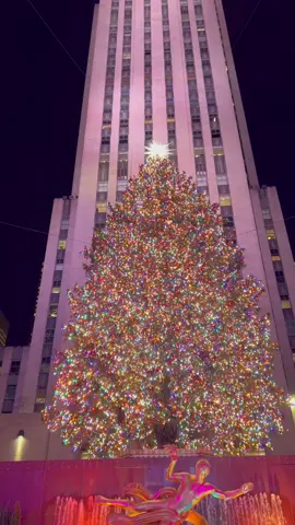 Iconic ice rink near Rockfeller Crhstismas tree is amazing ✨ #Vlogmas #vlogmas2021 #nycchristmas #nyccheck #newyorkchristmas #christmasinnewyork