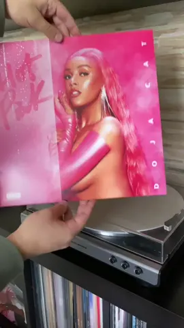 Rispondi a @aidanarmys_x_milleons the sound quality is not the best i know :/ but here’s hot pink by doja 💖✨ #vinyl #vinyltok #dojacat #doja #hotpink