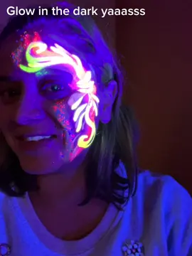 #professionalfacepainting #professionalfacepainting #losangeles #facepainter #facepainting #glowinthedark #designs #onestroke #linework #bodyart #glitter #krazeneon #facepaintcom #facepaintstore #thebest #neoncolors #fyp #fypシ