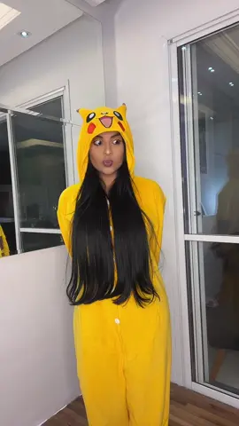 Um pikachu animado passando na sua telinha