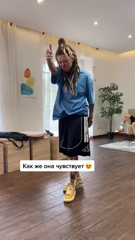 Уже непривычно видеть Крис с дредами 😅 #Пацанки — четверг 19:00 @fridaytv #пацанки6 #крисштрэфонд @shtrefond.chris