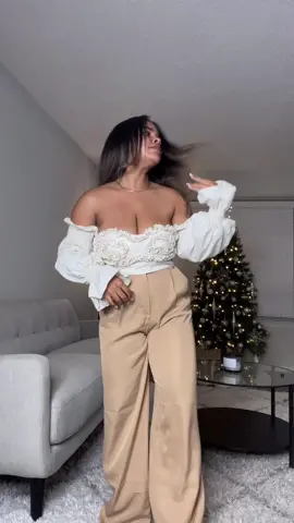 #sundayselfie #ootdinspirationfortoday #holidayoutfitidea #neutraloutfitideas #neautraloutfit #dailyoutfitideas #whatiworechallenge #ootdfashioninspo #petitestyleinspo