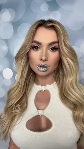Dziś o 17:00 na moim kanale premiera mojej świątecznej piosenki. Jaram się! 🎄🥰🤭💙