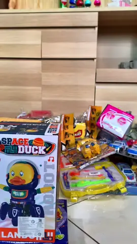 9001717. Robot Dancing Space Duck adalah mainan anak berupa robot yang dioperasikan menggunakan baterai. Bisa bergerak dan mengeluarkan suara serta cahaya warna-warni yang cantik😍 #viral #mainananak #happyshopping #tiktokshop #GoyangShopeeCOD #fyp #robot