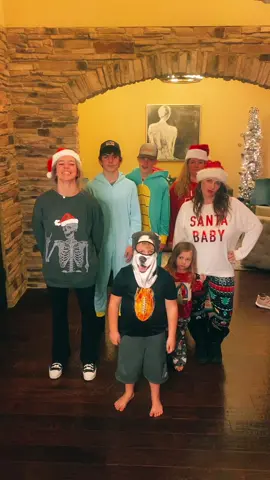 annual christmas w the 2nd fam 🎅🏼🎅🏼🎅🏼🎅🏼