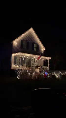 Every mom looking at Christmas lights 😍🎄🎁 #momlife #MomsofTikTok #christmaslights #christmas