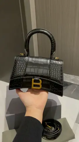 Top version small gold buckle Equipped with counter folding gift box full package Mini Hourglass Balenciaga Crocodile Hourglass Bag Too foreign! A and tide again! Absolutely a fashionable fine! Size 19x13cm (small) price: 52 usd