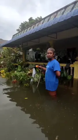 Masih tenang menyiram pokok walaupun air paras pinggang. Apa pun admin mendoakan semoga di permudahkan urusan. kredit ig : bob.malique