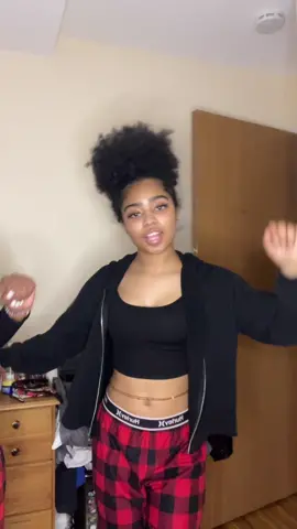 What be wrong🤣🤣 #stitch #fyp #foryou #foryoupage #xyzbca #viral #melanin #naturalhair #blackgirlmagic #trending