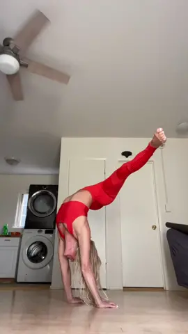 #hollowbackhandstand #middlesplits #foryou #foryourpage #strength #handstands #handstand #flexibility #flexible #Fitness #gymnastics #yoga