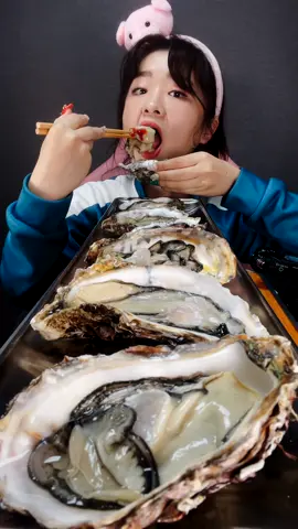 🦪대왕굴 먹방🦪 크기도 대왕 가격도 대왕..🤦‍♀️부자가 된다면 굴을 산더미처럼 먹고파요 🤤 굴은 겨울 겨울은 크리스마스 고로 #크리스마스푸드 🦪 Big oyster eating show 🦪 Big size and big price. #굴 #oyster  #틱톡푸드 #틱톡순삭 #틱톡먹방 #foryou #tiktokmukbang #tiktokfood #추천 #먹방 #푸드디스플레이 #돼끼 #mukbang #eatingshow #asmr