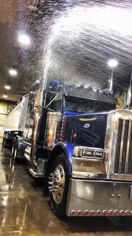 Merry Christmas! Who doesn’t like Cinderella?#truckertiktok #pennsylvania #379peterbilt #bucketlife #owneroperator