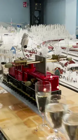 Best of 2021: Longest melody played by a model train 🎶🚂 2,840 notes by @miniaturwunderland 🇩🇪