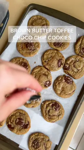 BROWN BUTTER TOFFEE CHOCO CHIP COOKIES 🍪 recipe by Bon Appetit #merrychristmas #christmascookies #chocolatechipcookies