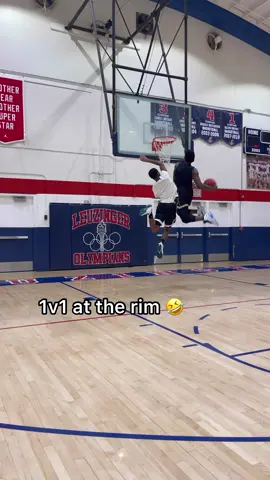 1v1 at the rim 😂😂😂😂😂 @t.currie #hamilt0njr #viral #tcurrie