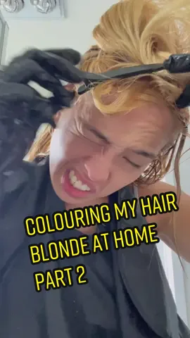 Putting on the 2nd colour (ash blonde) on top of the “lightener” 🙏🏻 see how it looked like ar the end #imkompyused #diyhairdye #diyblonde #nobleach