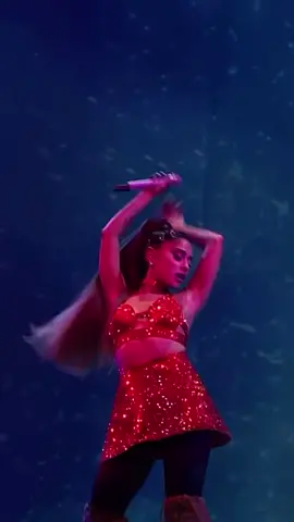 THEM VISUALSSSSS😩 #arianagrande #ariana #ari #live #concert #swt #sweetenerworldtour #ntltc #notearslefttocry #aritok #foryou