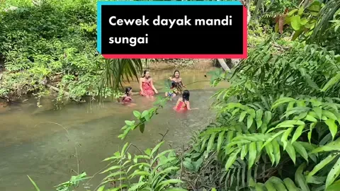 Cewek Dayak mandi sungai