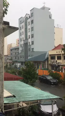 Singapore đón tôi bằng những cơn mưa